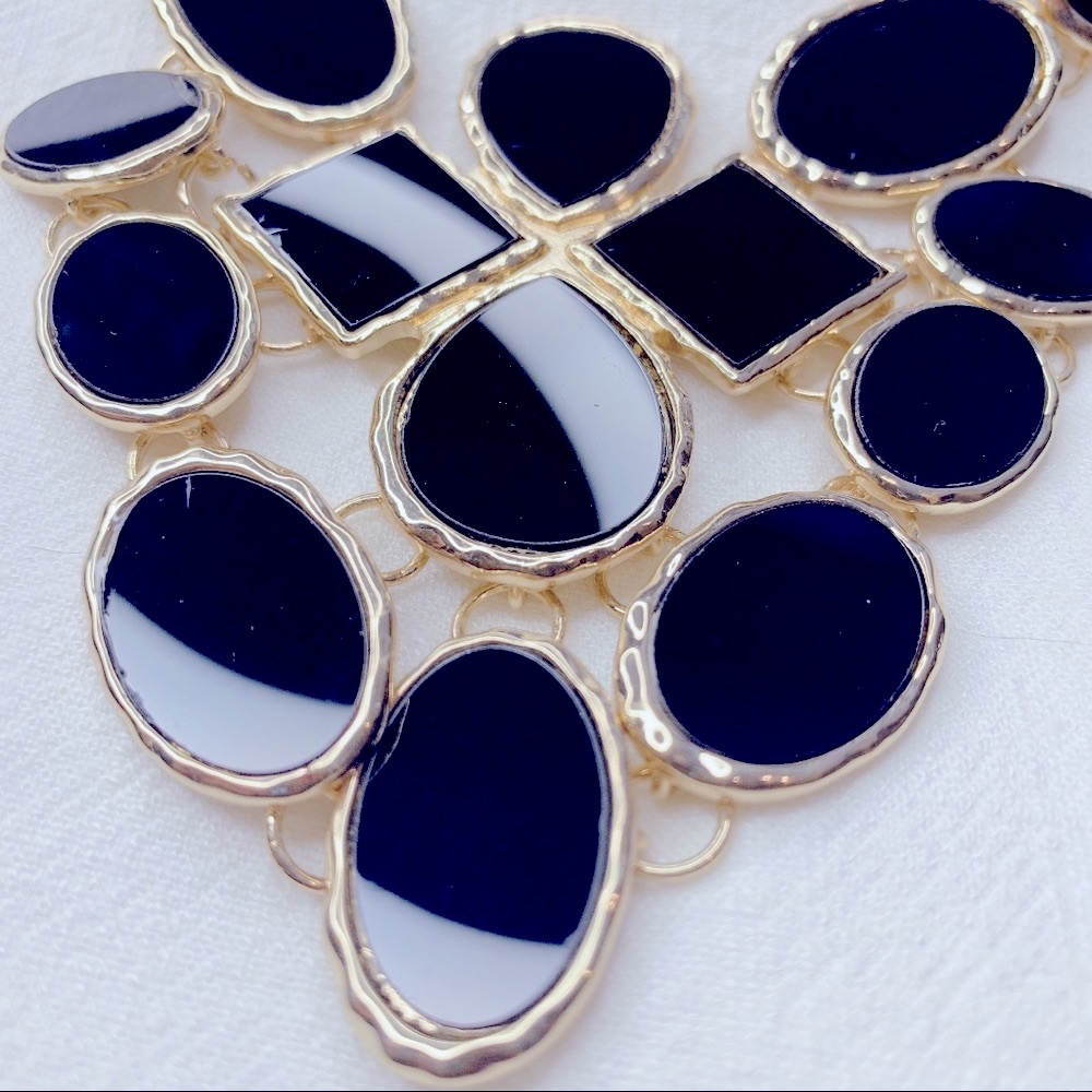 Exaggerate Gold Plated Black Oval Shaped Resin Chandelier Necklace - Picture 5 of 8